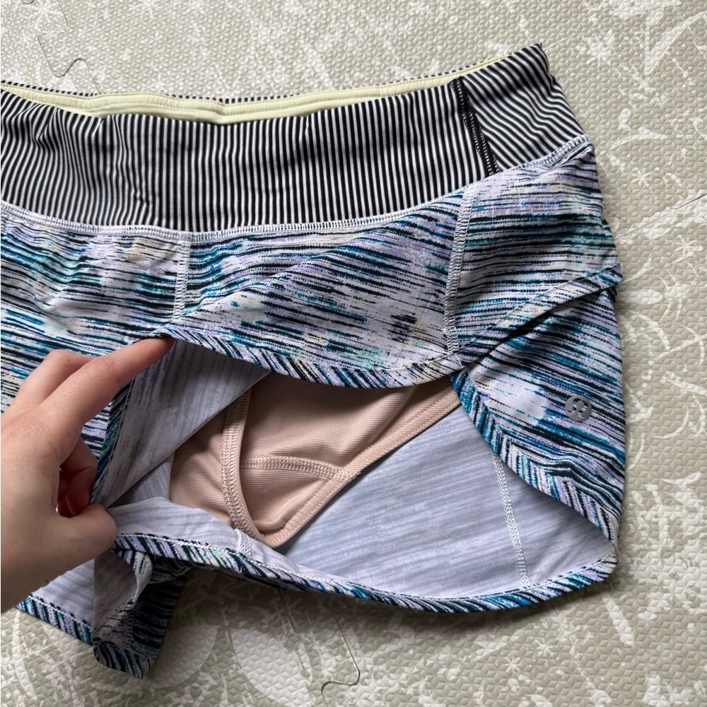 Lululemon Speed Short *4-way Stretch 2.5" size 6 Blurry Belle Multi / stripe - Picture 4 of 7